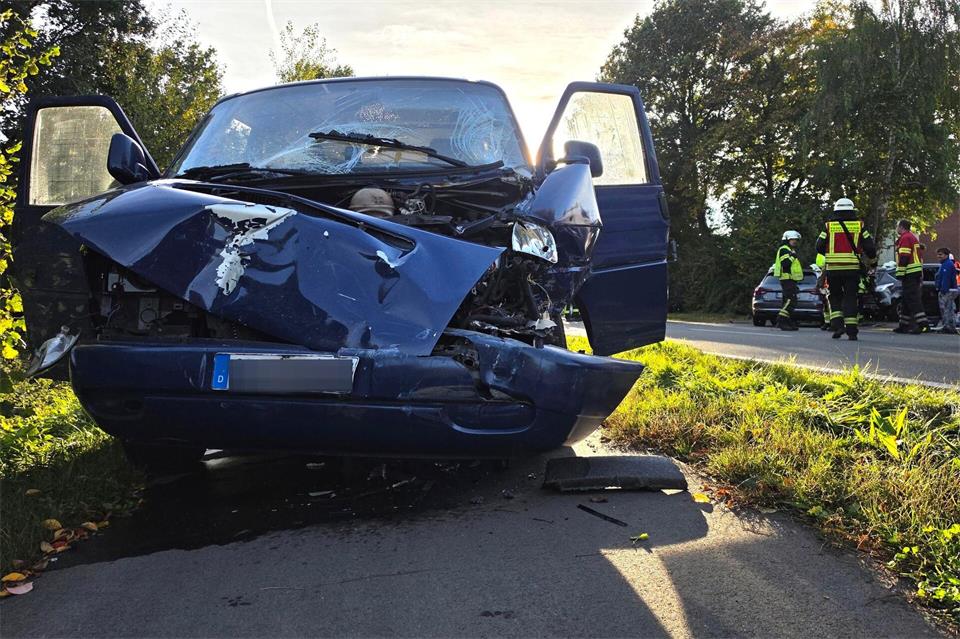 Bei dem Unfall bei Ankum sind acht Menschen verletzt worden.Ulf Zurlutter/Nord-West-Media TV/dpa