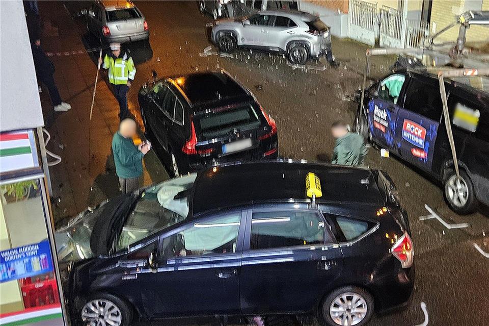 Bei dem Unfall entstand ein Schaden von mehr als Hunderttausend Euro.Andreas Rosar/dpa