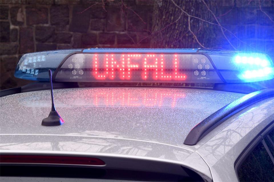 Bei dem Unfall entstand laut Polizei ein Schaden von etwa 15.000 Euro. (Symbolbild)Carsten Rehder/dpa