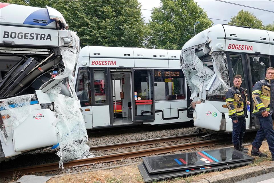 Bei dem Unfall gab es viele Verletzte, bei mehreren wird auch Lebensgefahr nicht ausgeschlossen.Martin Meissner/AP/dpa