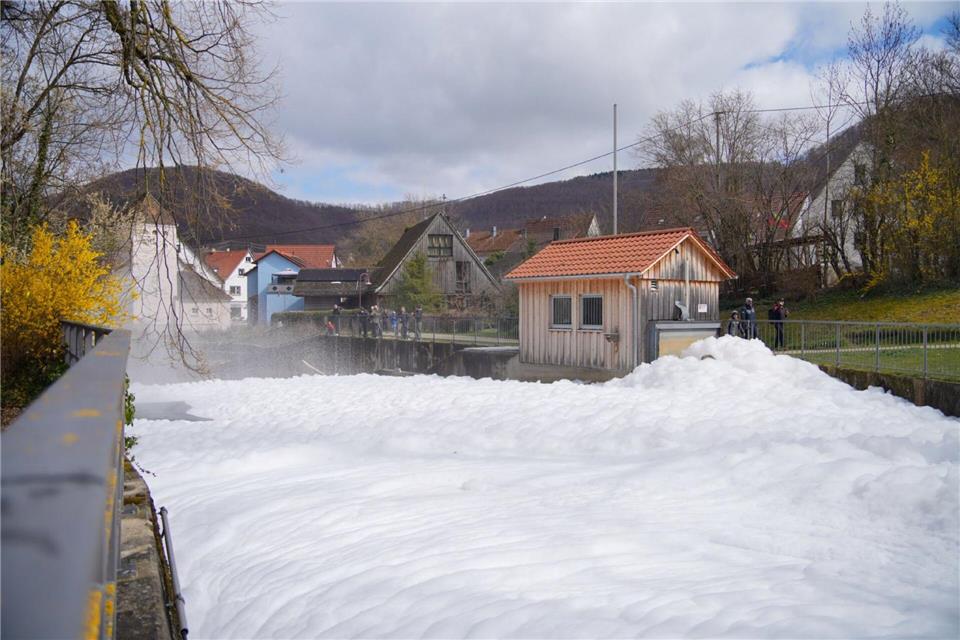 Bei dem Unfall gelangten große Mengen Schaum in den Fluss.----/SDMG/dpa