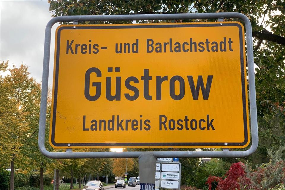 Bei dem Unfall in Güstrow wurde der 74 Jahre alte Autofahrer schwer verletzt. (Symbolbild) Stefan Sauer/dpa