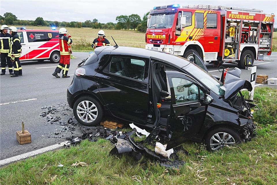 Bei dem Unfall in Sulingen verletzten sich drei Menschen schwer, zudem starb ein Hund.Thomas Lindemann/Nord-West-Media TV/dpa
