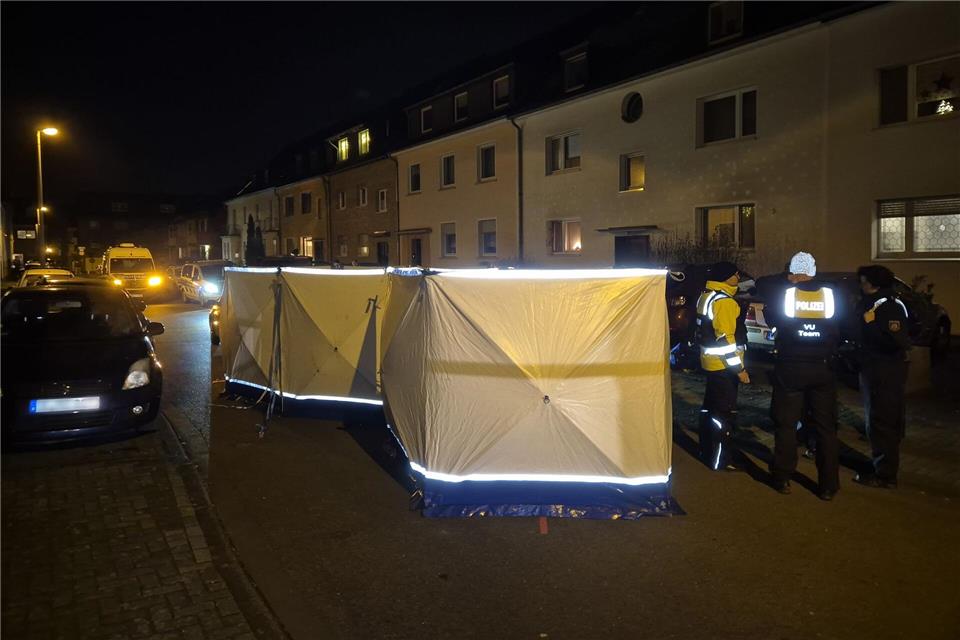 Bei dem Unfall ist der erfasste Fußgänger gestorben.Sascha Thelen/dpa