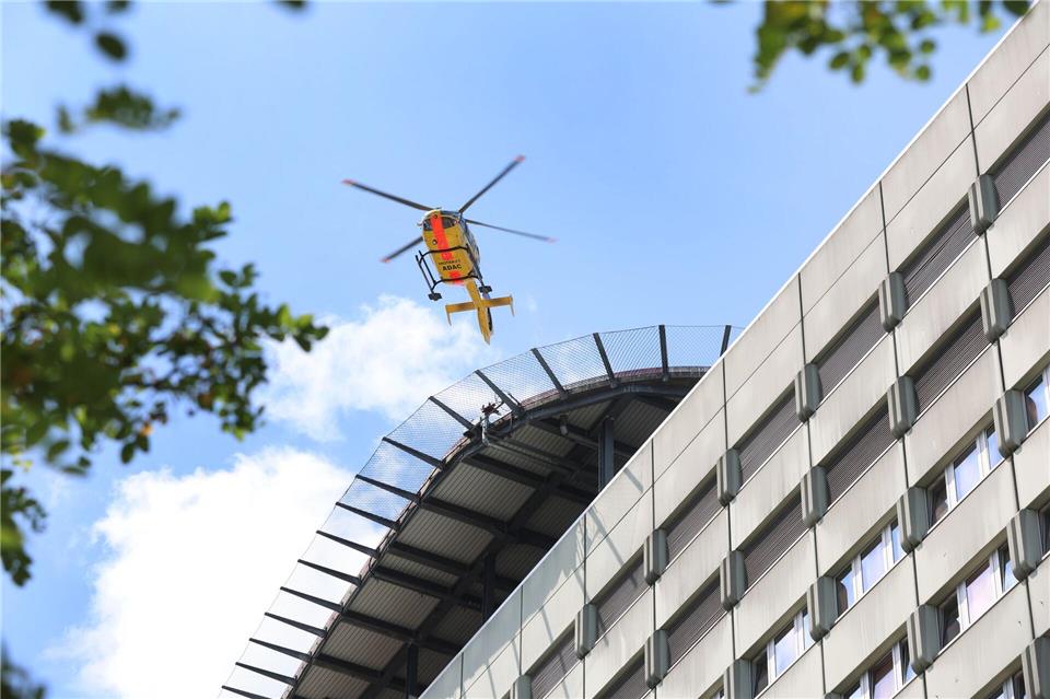 Bei dem Unfall kam ein Mann ums Leben, auch zwei Rettungshubschrauber waren im Einsatz. (Symbolbild)Karl-Josef Hildenbrand/dpa