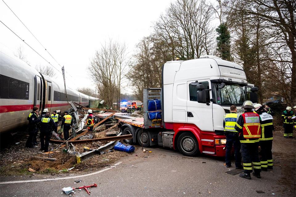 Bei dem Unfall kam ein Mensch ums Leben, mehrere wurden verletzt. (Archivfoto)Daniel Bockwoldt/dpa