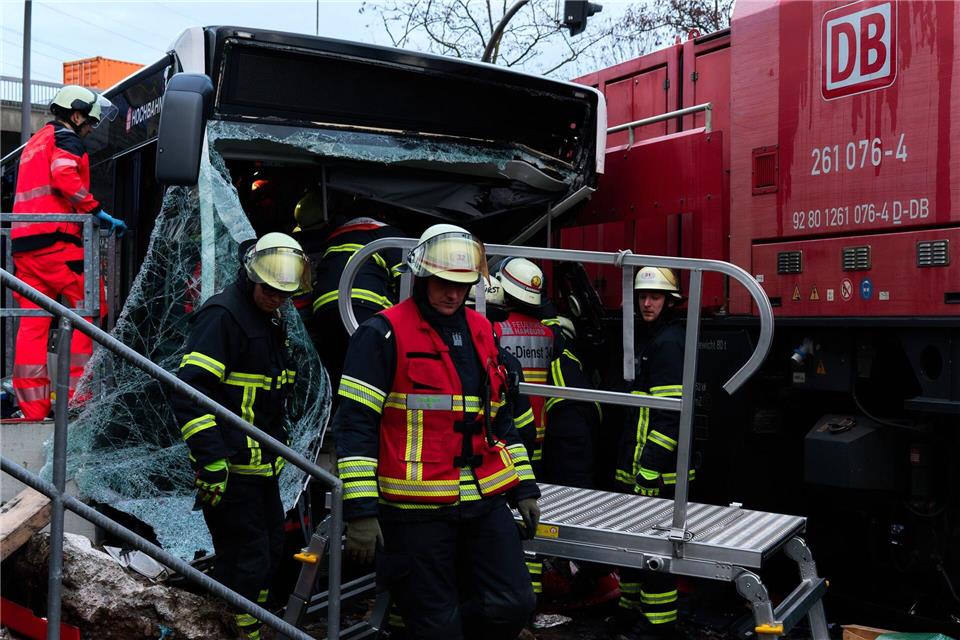 Bei dem Unfall kam eine 19-Jährige ums Leben, der Busfahrer und ein weiterer Fahrgast wurde schwer verletzt.Marcus Golejewski/dpa