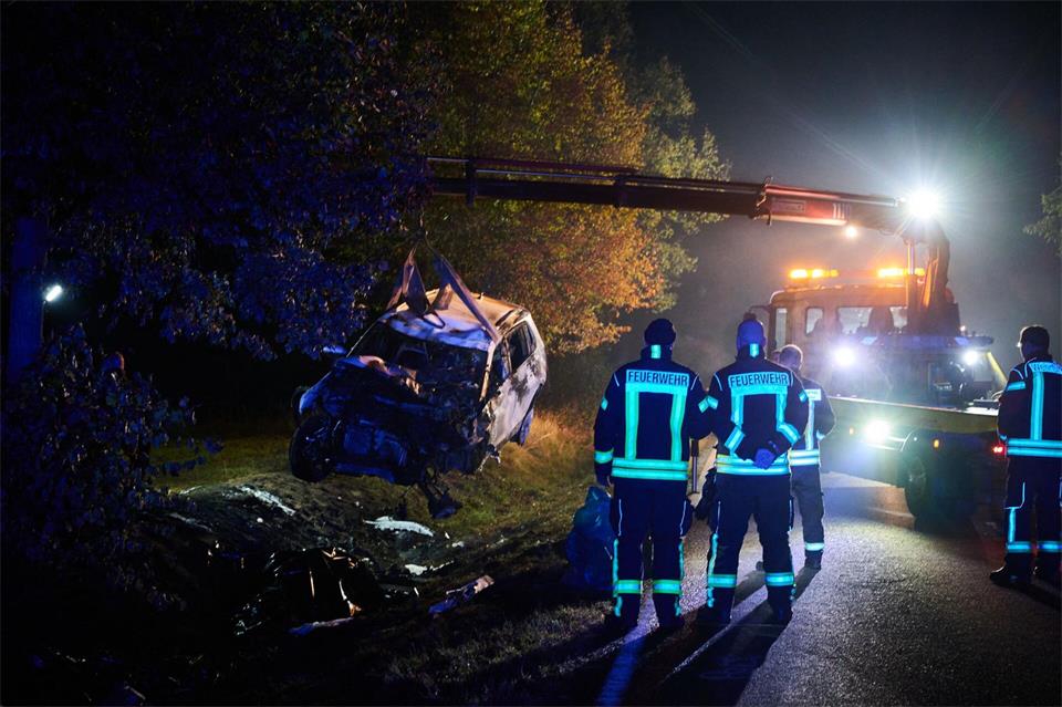 Bei dem Unfall kamen vier Menschen ums Leben, die auf Mopeds unterwegs waren.Annette Riedl/dpa