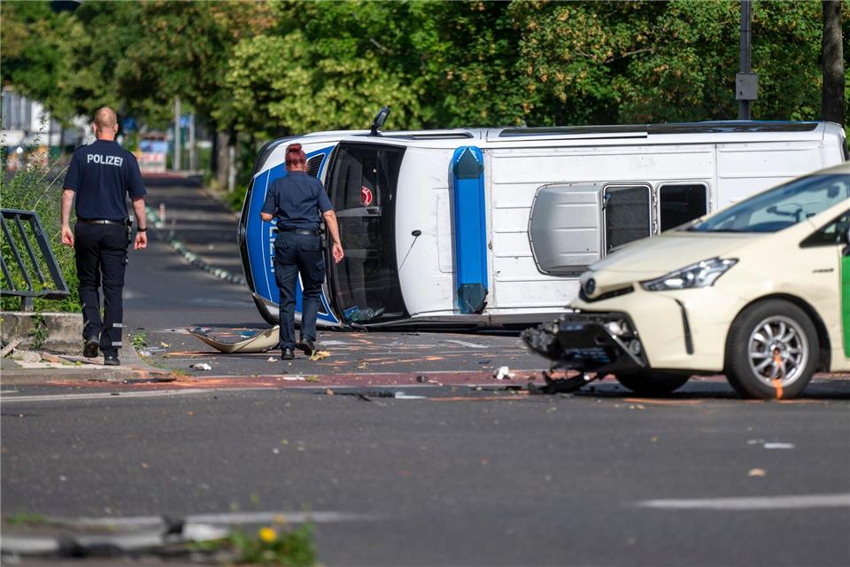Bei dem Unfall mit einem Mannschaftswagen der Polizei wurden acht Menschen verletzt. Christophe Gateau/dpa