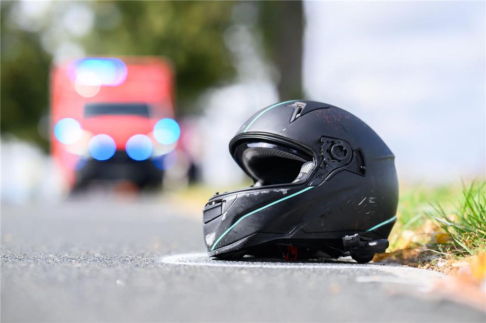 Bei dem Unfall nach einem Überholvorgang wurde der Motorradfahrer schwer verletzt. (Symbolbild)Julian Stratenschulte/dpa