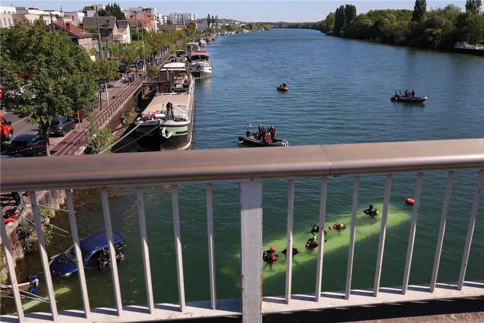Bei dem Unfall nahe Paris ist ein Bus komplett in der Seine versunken.Thomas Samson/AFP/dpa