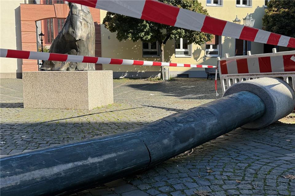 Bei dem Unfall riss die Stele aus ihrer Verankerung. Christian Schultz/dpa/dpa