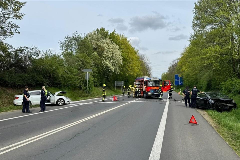 Bei dem Unfall sind größere Mengen an Kraftstoff ausgelaufen.Feuerwehr Bergheim/dpa
