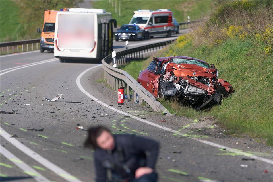 Bei dem Unfall starb eine Frau, weitere Menschen wurden leicht verletzt.Thomas Frey/dpa