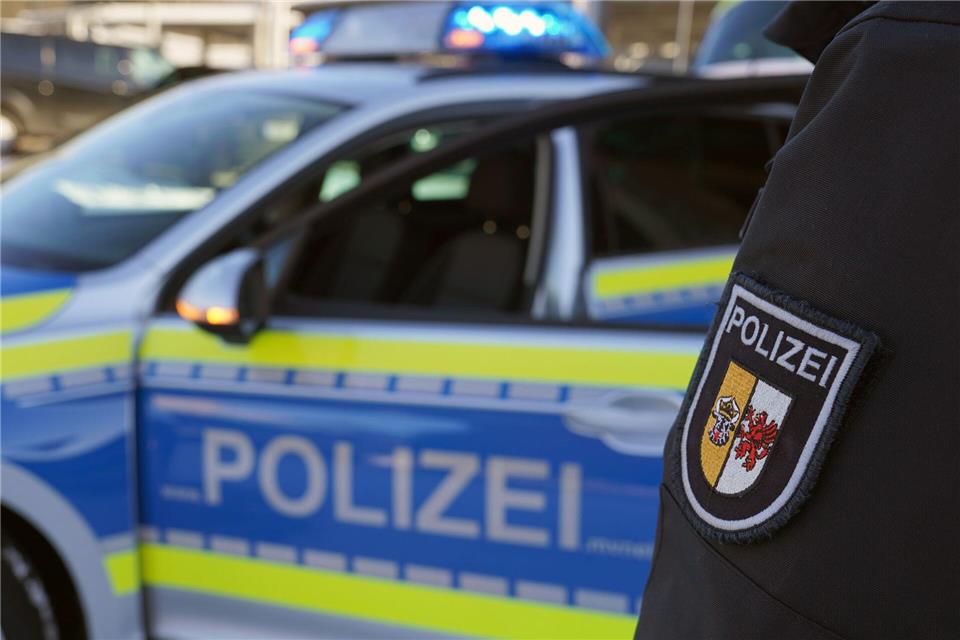 Bei dem Unfall stießen laut Polizei zwei Autos zusammen. (Symbolbild)Marcus Brandt/dpa