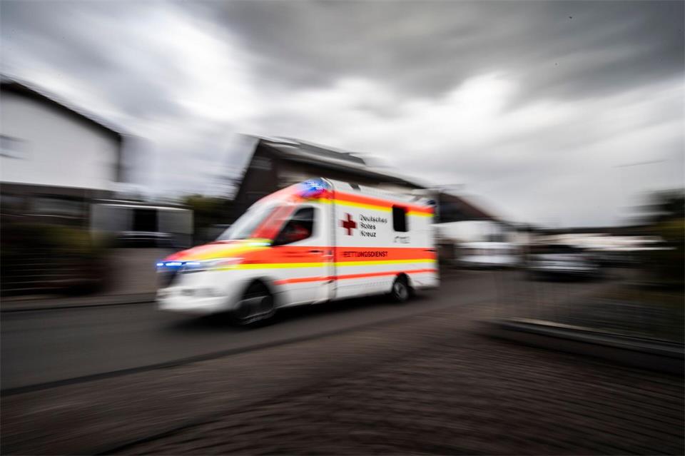 Bei dem Unfall verletzte sich der Motorradfahrer schwer (Symbolbild)Boris Roessler/dpa