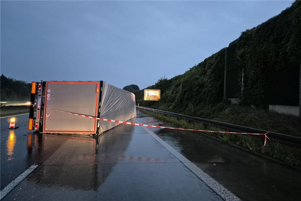 Bei dem Unfall wird Aquaplaning als Ursache angenommen. Sascha Thelen/dpa