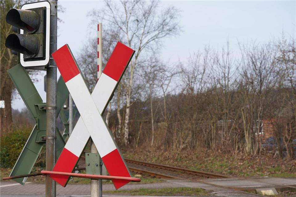 Bei dem Unfall wurde der Autofahrer schwer verletzt. (Symbolbild)Marcus Brandt/dpa