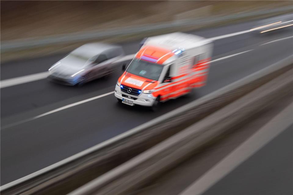 Bei dem Unfall wurde ein Fahrer lebensgefährlich verletzt (Illustration).Julian Stratenschulte/dpa