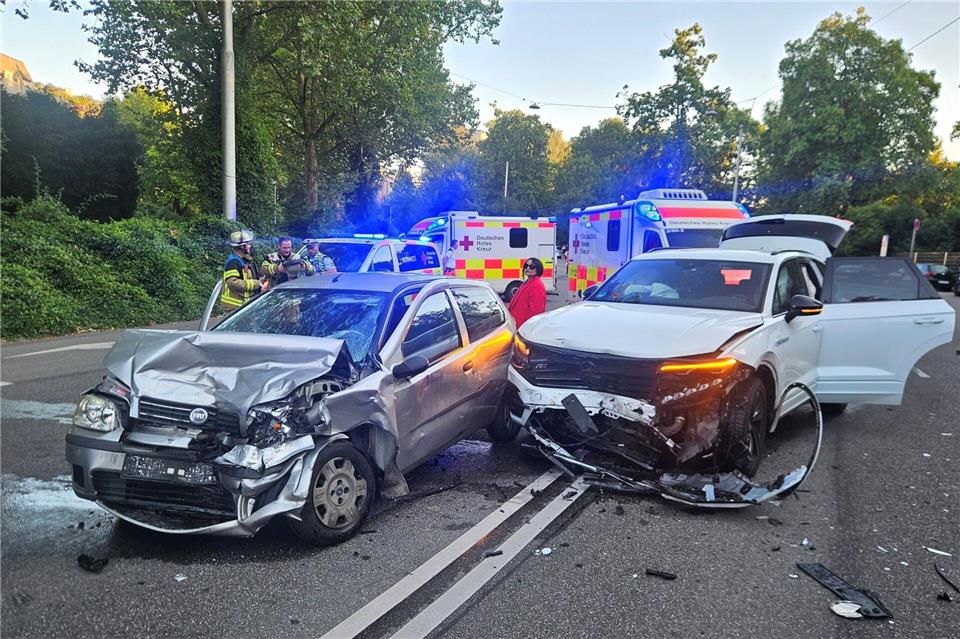 Bei dem Unfall wurde ein Mensch schwer verletzt.Andreas Rosar/dpa