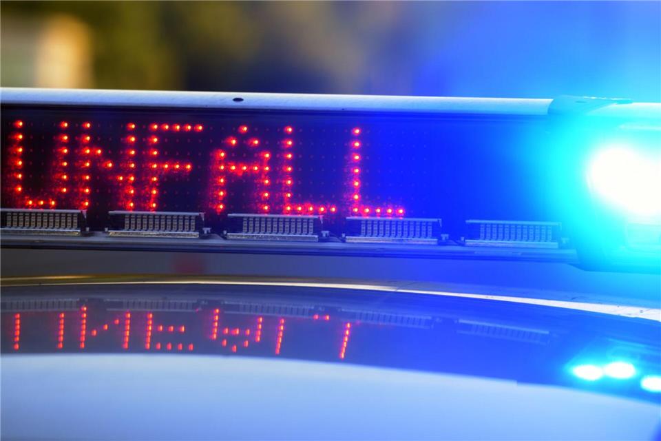 Bei dem Unfall wurde eine Frau leicht verletzt, ein Mann schwer. (Symbolbild) Stefan Puchner/dpa