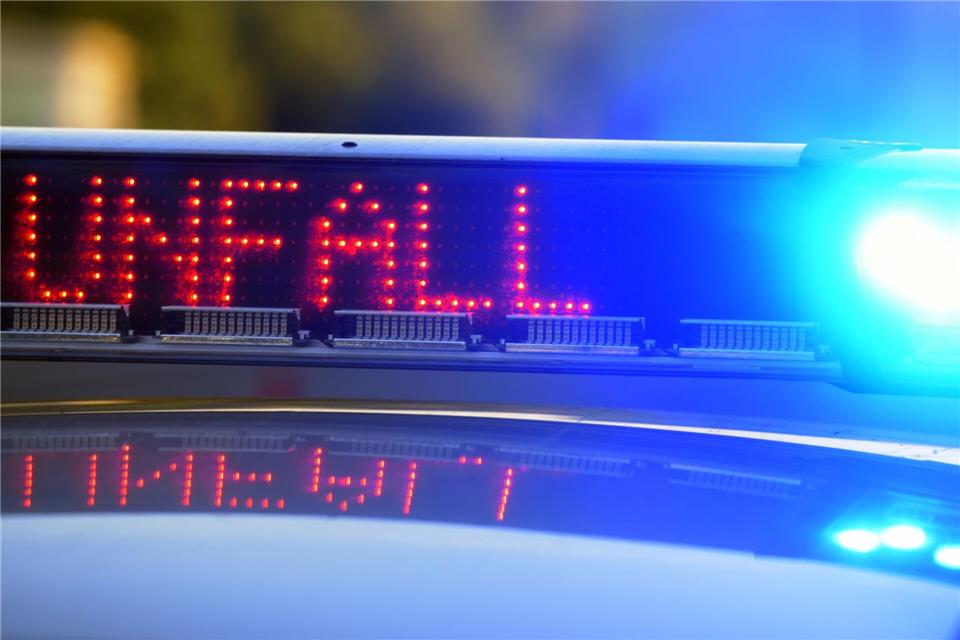 Bei dem Unfall wurde eine Person schwer verletzt. (Symbolbild)Stefan Puchner/dpa