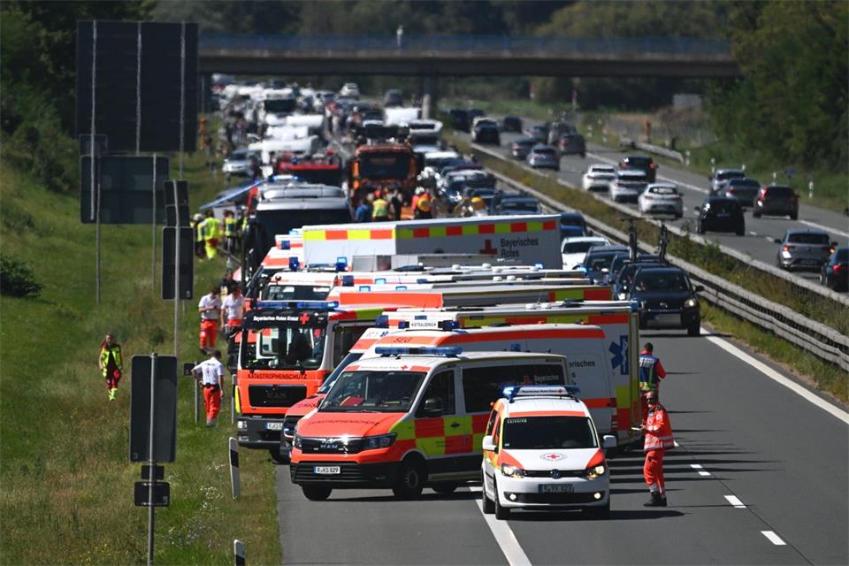 Bei dem Unfall wurden 20 Menschen verletzt. Markus Zechbauer/zema-medien.de/dpa