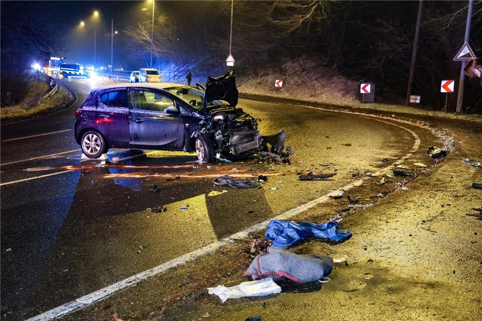 Bei dem Unfall wurden drei Menschen schwer verletzt.Gianni Gattus/dpa