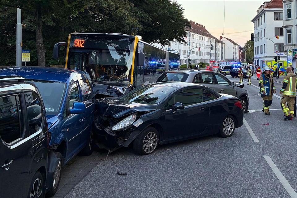 Bei dem Unfall wurden mehrere Fahrzeuge beschädigt - die Passagiere im Bus hatten Glück im unglück. -/Feuerwehr Bremerhaven/dpa