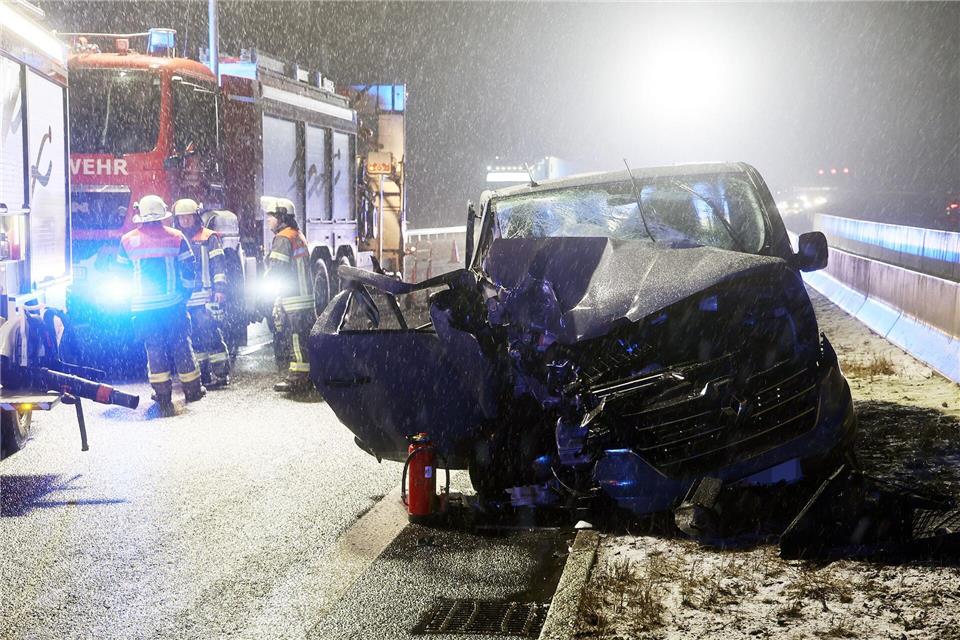 Bei dem Unfall wurden mehrere Insassen im Transporter verletzt, eine eingeklemmte Person musste befreit werden. Ralf Hettler/dpa