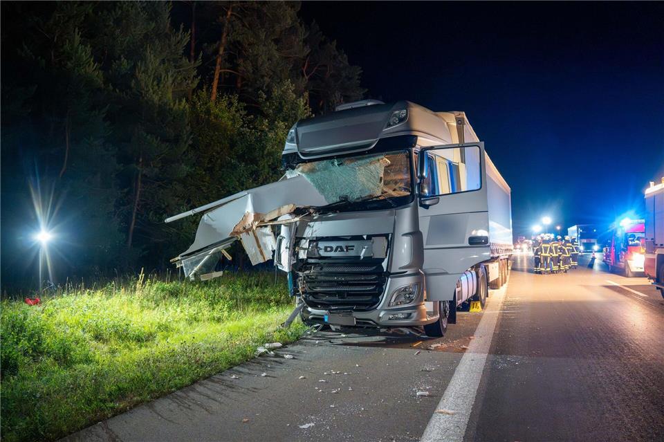 Bei dem Unfall wurden sechs Personen verletzt, drei von ihnen schwer.Lars Haubner/NEWS5/dpa