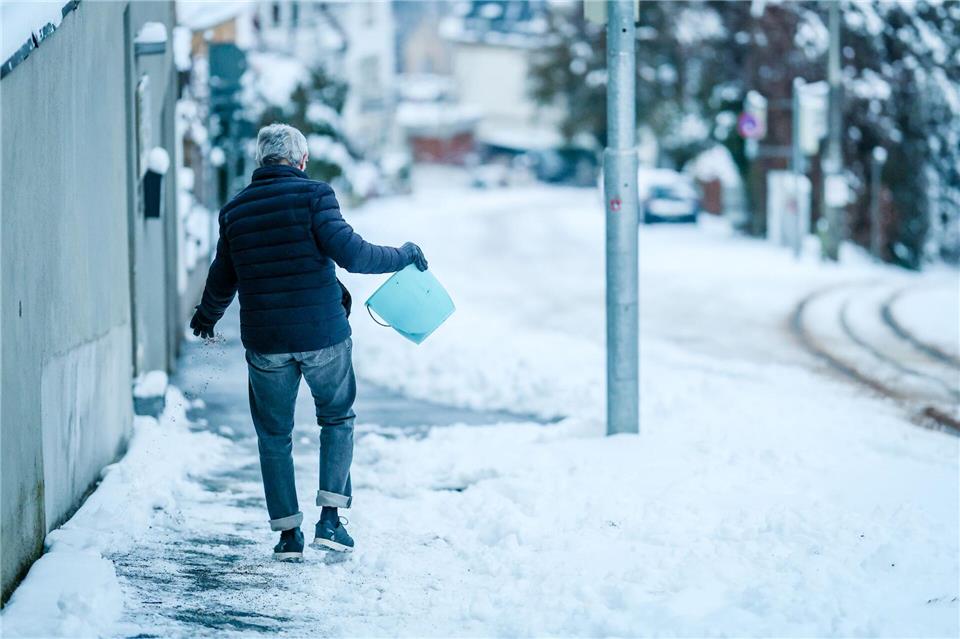Bei dem Winterwetter ist Streuen angesagt.Christoph Schmidt/dpa
