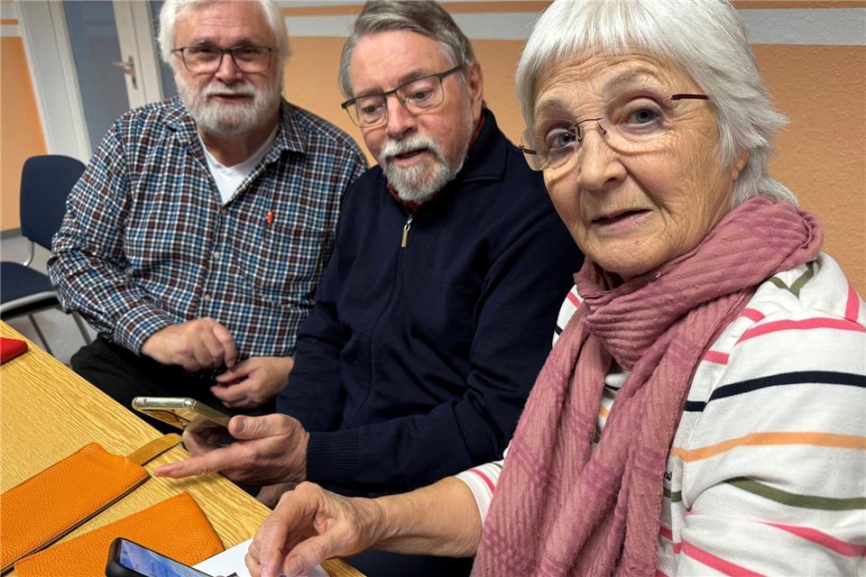 Bei dem ehrenamtlichen Projekt in Linsengericht geht es vor allem darum, den Senioren die Informationen Schritt für Schritt zu vermitteln und sie unter fachlicher Anleitung Probleme selbst lösen zu lassen.Michael Bauer/dpa