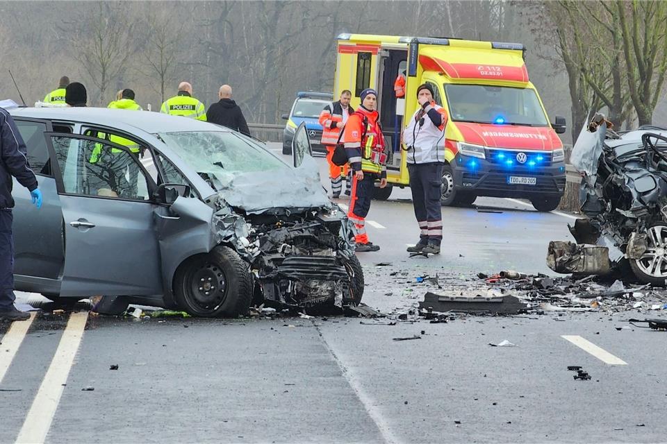 Bei dem schweren Unfall auf der B87 bei Eilenburg in Nordsachsen sind mehrere Menschen ums Leben gekommen. Das teilte eine Polizeisprecherin mit.