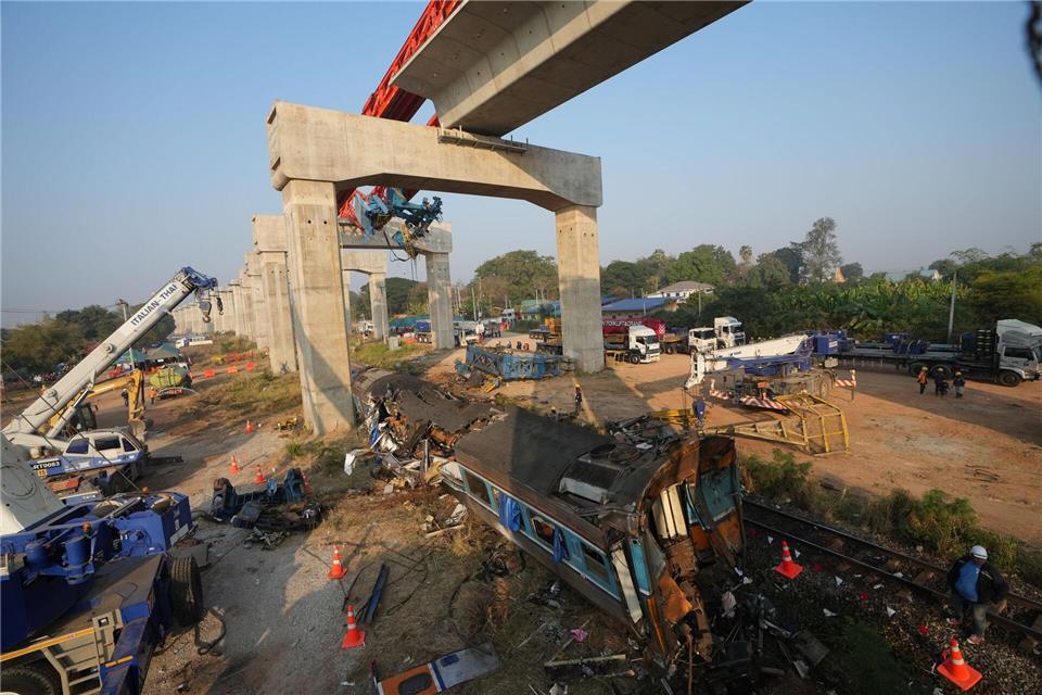 Bei dem schweren Zugunglück kamen mindestens 32 Menschen ums Leben.Sakchai Lalit/AP/dpa