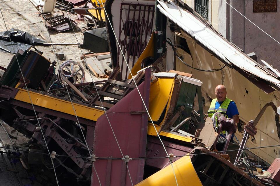 Bei dem schwersten Unglück dieser Art mit Standseilbahnen in Lissabon sind 16 Menschen ums Leben gekommen und 21 zum Teil schwer verletzt worden.Armando Franca/AP/dpa