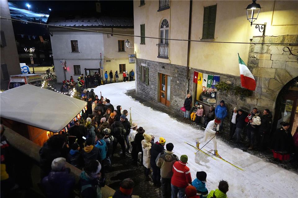 Bei dem traditionellen Langlauf durch die Altstadt von Bormio säumen viele Zuschauer den Weg.Rebecca Blackwell/AP/dpa