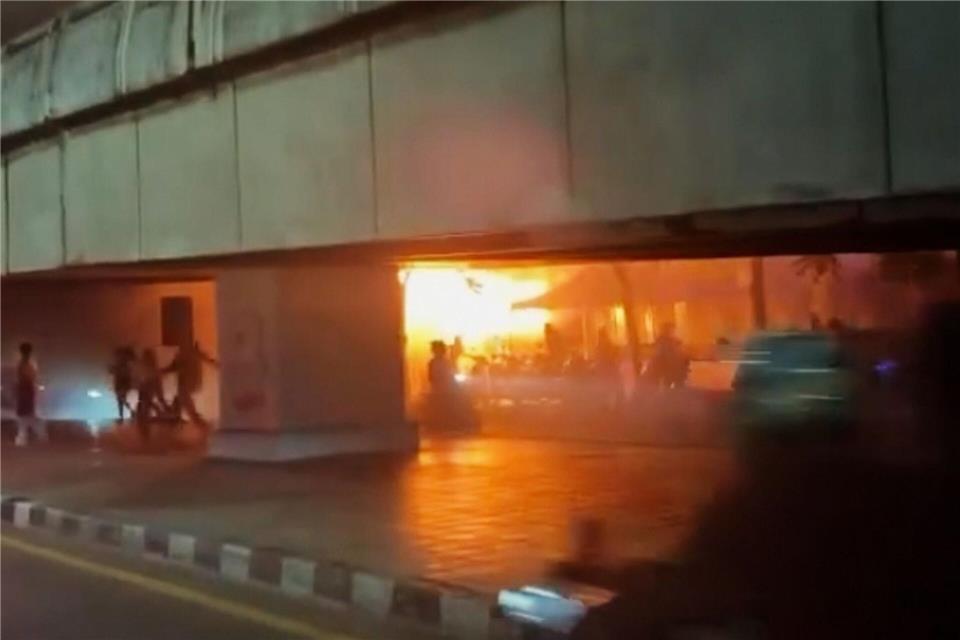 Bei dem verheerenden Brand sind dutzende Menschen ums Leben gekommen.Uncredited/@jackfanchan via AP/dpa