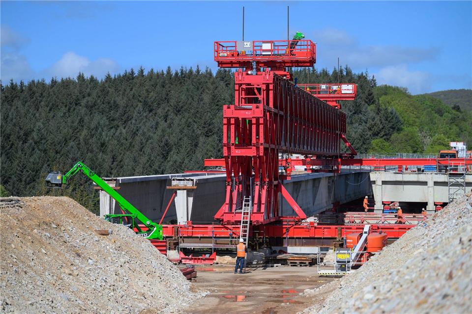 Bei den Abbrucharbeiten kommt ein Demontagegerät zum Einsatz.Hannes P. Albert/dpa