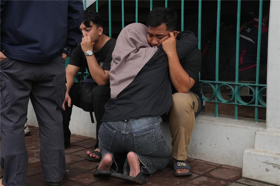 Bei den Angehörigen herrschten Trauer und Verzweiflung.Tatan Syuflana/AP/dpa