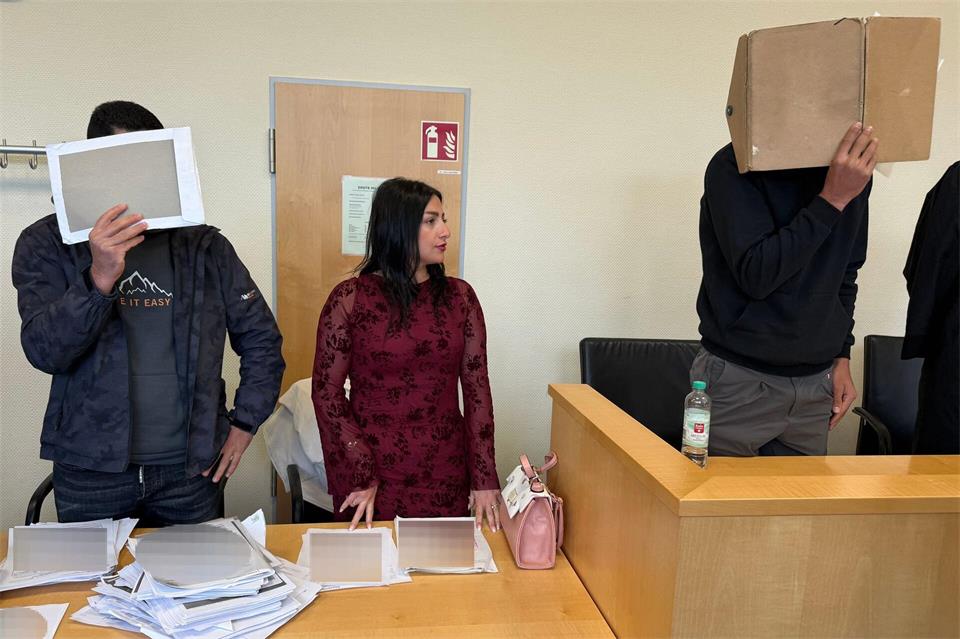 Bei den Angeklagten handelt es sich um zwei Cousins aus Syrien im Alter von 19 und 29 Jahren. Zuständig ist das Jugendgericht, weil der jüngere Angeklagte strafrechtlich noch als Heranwachsender gilt.Michael Bauer/dpa