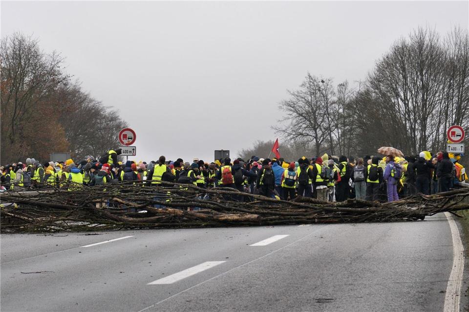 Bei den Anti-AfD-Protesten in Gießen wurden laut Polizei Rettungswege blockiert. Thomas Naumann/dpa