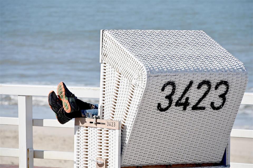 Bei den Auktionen kommt man relativ günstig an einen Strandkorb für den eigenen Garten (Archivbild).Carsten Rehder/dpa