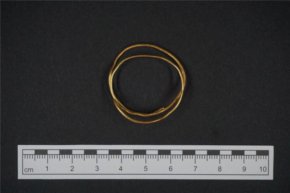 Goldener Armring und Bernsteinschmuck bei Ausgrabungen Bei den Ausgrabungen auf dem Gelände des Industriegebiets in Alzey gab es archäologische Befunde, unter anderem aus der Jungsteinzeit, der Eisenzeit, der römischen Kaiserzeit und der frühen Neuzeit.Innenministerium Rheinland-Pfalz/dpa