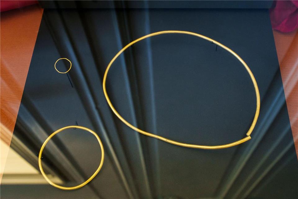 Bei den Ausgrabungen wurden als Grabbeigaben auch mehrere goldene Ringe entdeckt.  Andreas Arnold/dpa