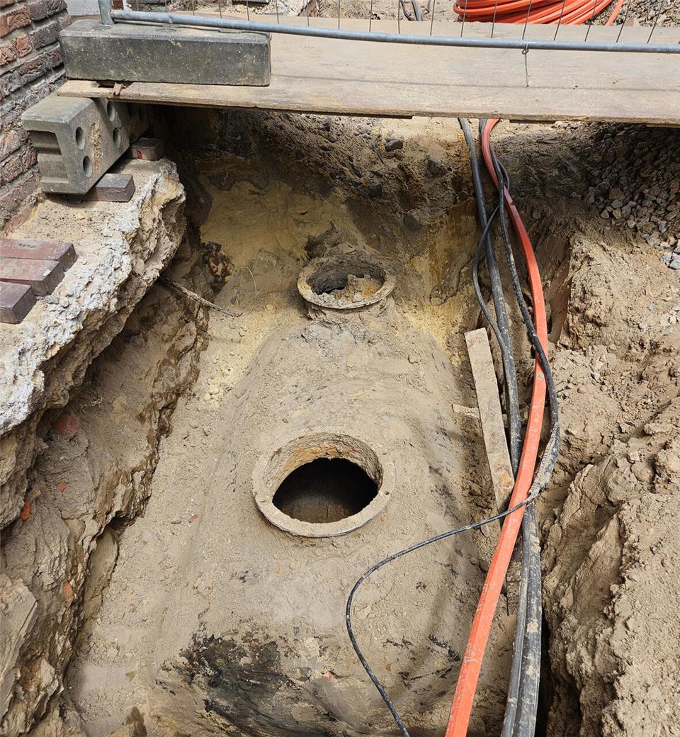 Bei den Bauarbeiten auf der Lange Straße wurde ein alter Öltank mit Ölresten und Sand gefunden. Dieser stammt von einer alten Tankstelle aus den 40er/50er Jahren.