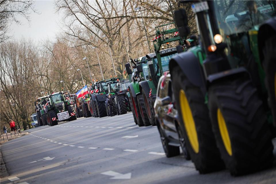 Bei den Bauernprotesten am 29. Januar 2024 in Hamburg richtete ein Mann einen Laserpointer auf einen Polizeihubschrauber, was dem 51-Jährigen jetzt eine Bewährungsstrafe eingebracht hat. (Archivbild)Christian Charisius/dpa