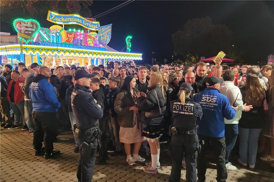 Bei den Canstatter Wasen herrschte am Abend großer Andrang. Andreas Rosar/dpa