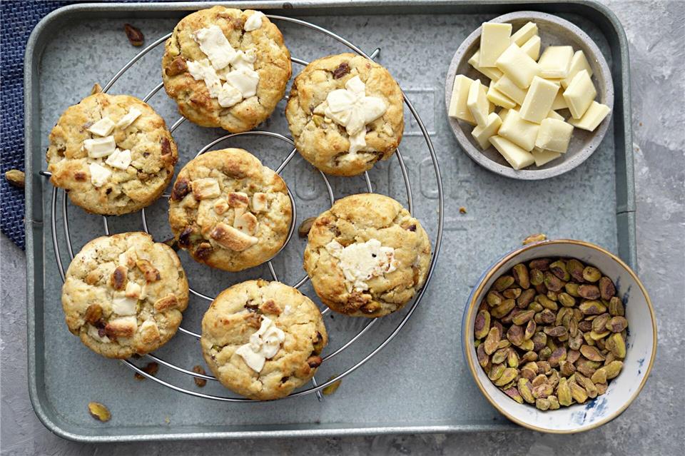 Bei den Cookies im New York Style handelt es sich um besonders dicke, große und knusprige Kekse mit Füllung und Topping.Mareike Pucka/biskuitwerkstatt.de/dpa-tmn