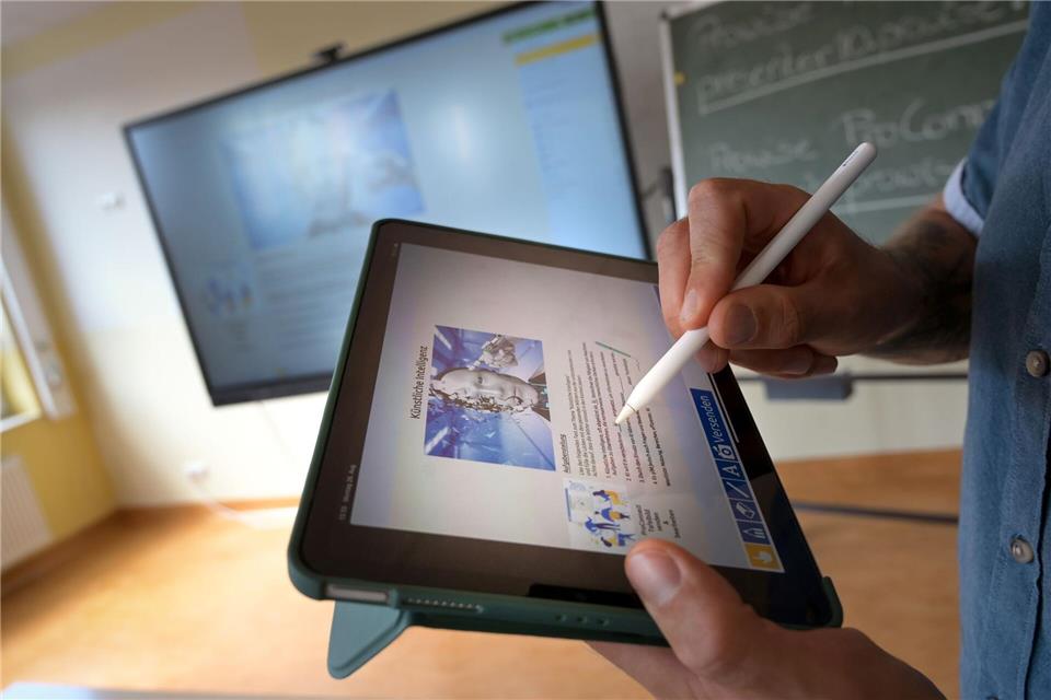 Bei den Digitalisierungsmaßnahmen an Schulen wurde der Topf bisher nicht ausgeschöpft. (Archivbild)Heiko Rebsch/dpa